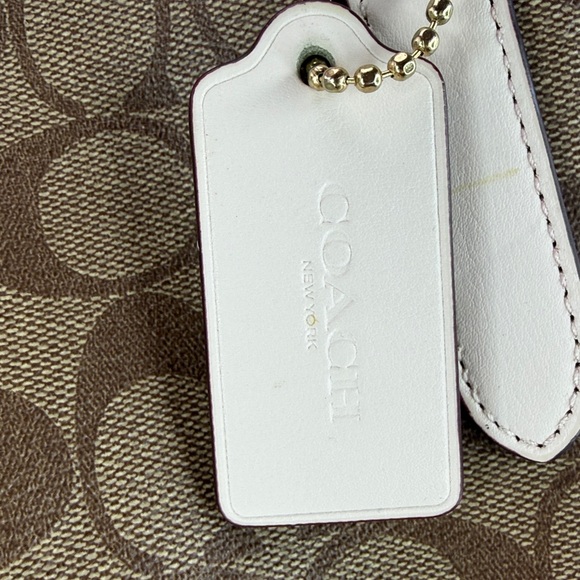 π₯COACH NWOT - City Tote in Signature Canvas with "LOVE" Print - 110U461 - Picture 3 of 16